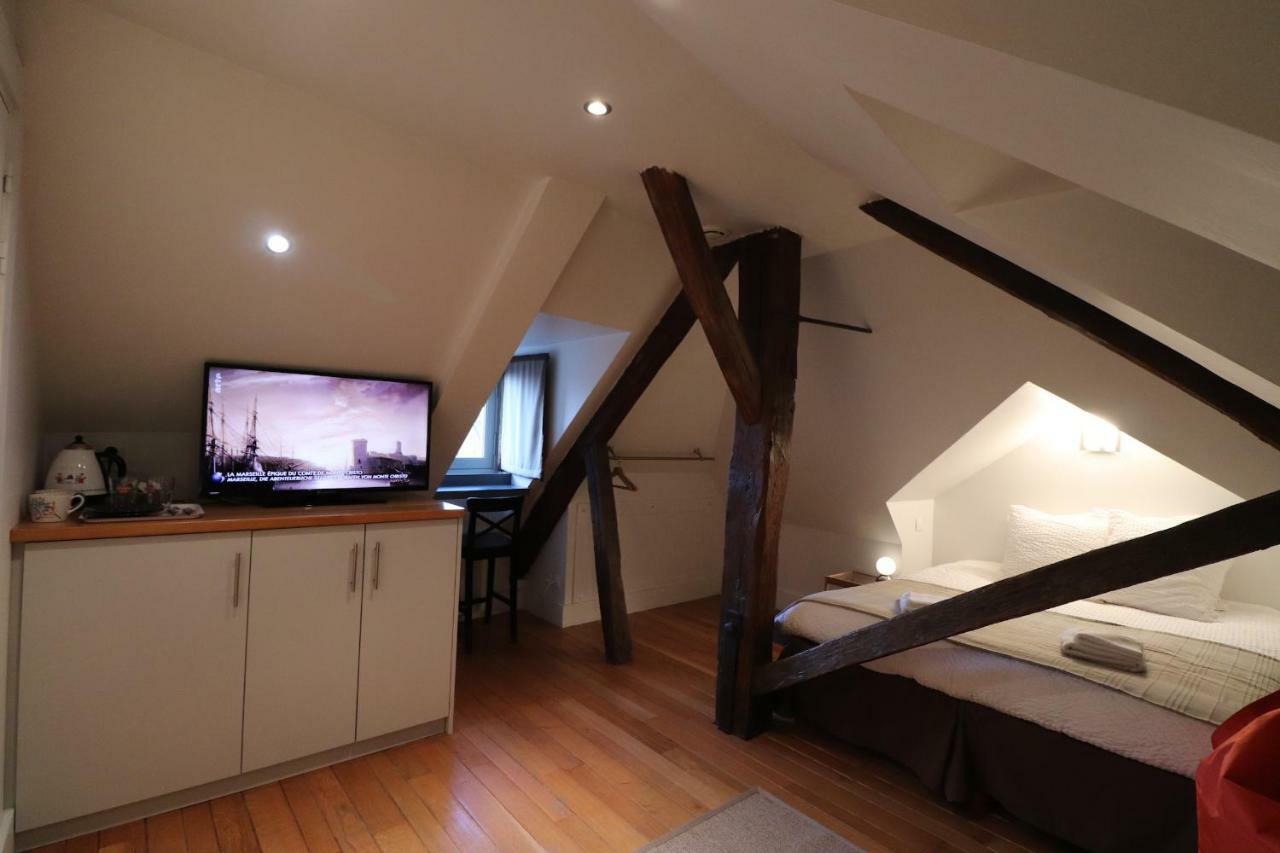 Le Doyenne - Entree Autonome - Hypercentre Bed & Breakfast Le Mans Exterior photo